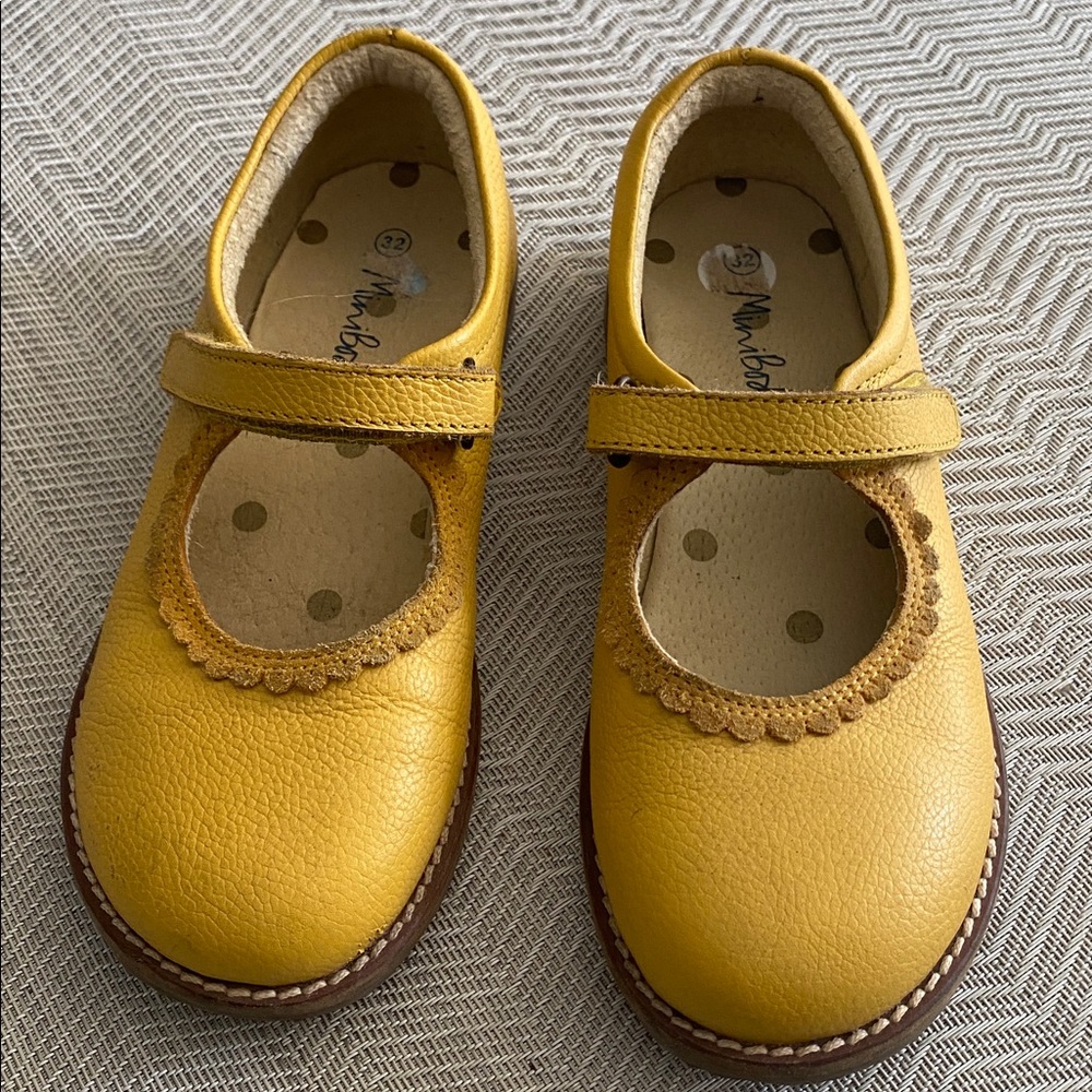 Mini Boden Yellow Flats - Picture 2 of 4